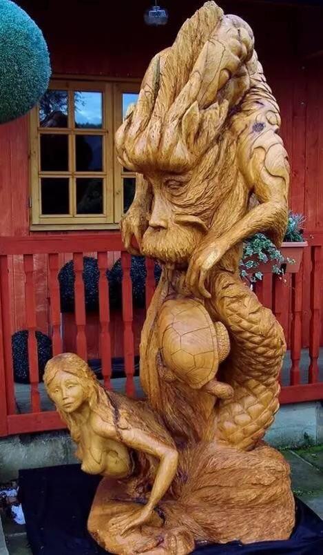 奇形怪状树根雕刻