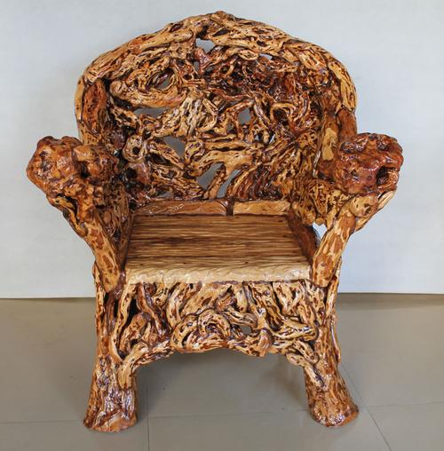 树根雕成椅子