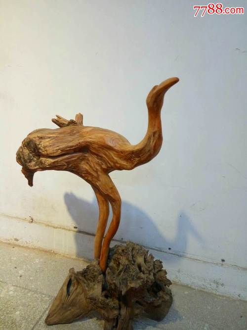 用树根雕刻仙鹤